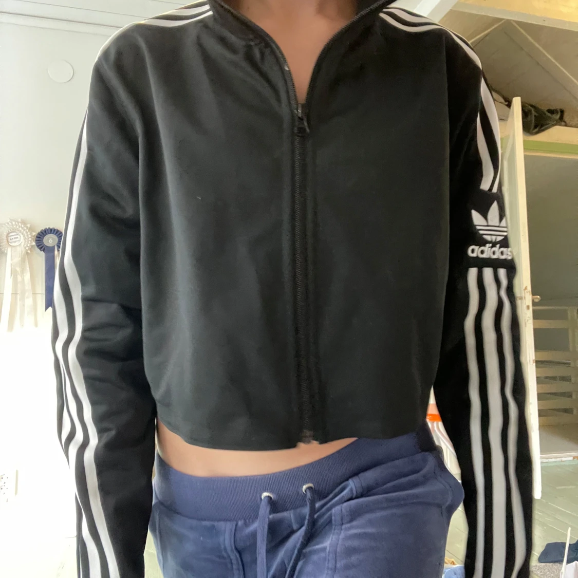 Svart croppad Adidas hoodie - 3