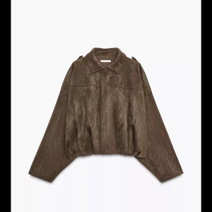 Mockajacka - Den vitala och slutsålda jackan från zara i mockaimitation. Aldrig använd, lappar kvar. 