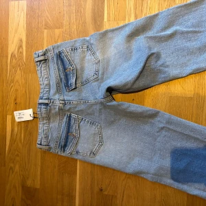 Ljusblå raka jeans från kappahl - Snygga ljusblå jeans från kappahl med raka ben och klassiska femficksdetaljer. Jeansen har bälteshällor, dragkedja och knapp framtill samt coola ficklock med knapp bak. Perfekta för en avslappnad och trendig look. Aldrig använda prislappen sitter kvar ( Ny pris 480 mitt pris 350 pris kan diskuteras ) 