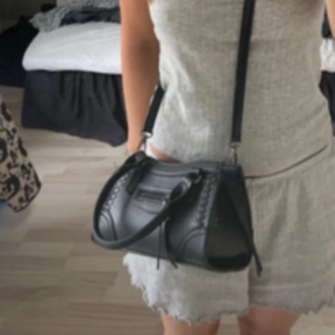 Svart axelväska från Gina Tricot - 3