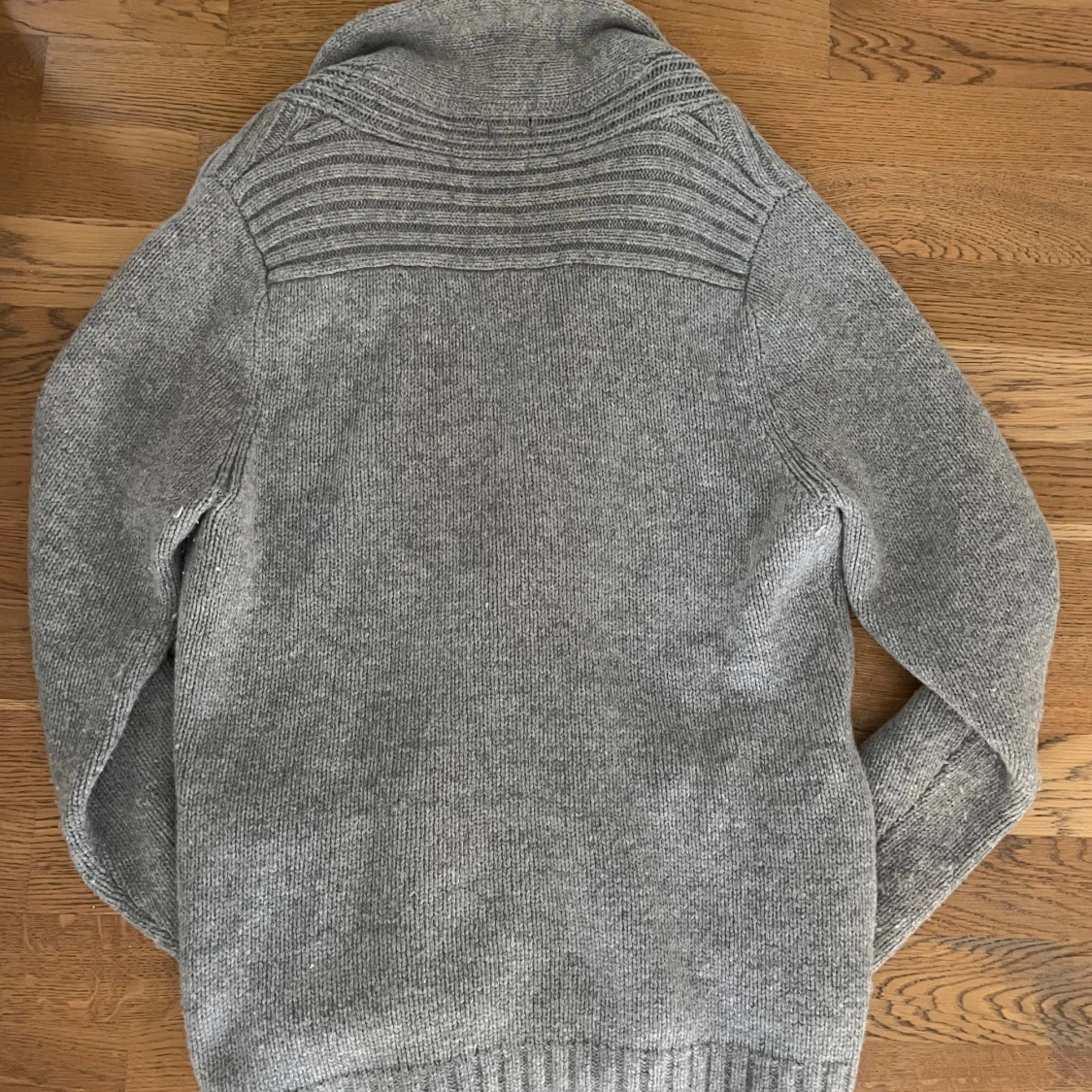 Grå stickad kofta med sjalkrage - 1