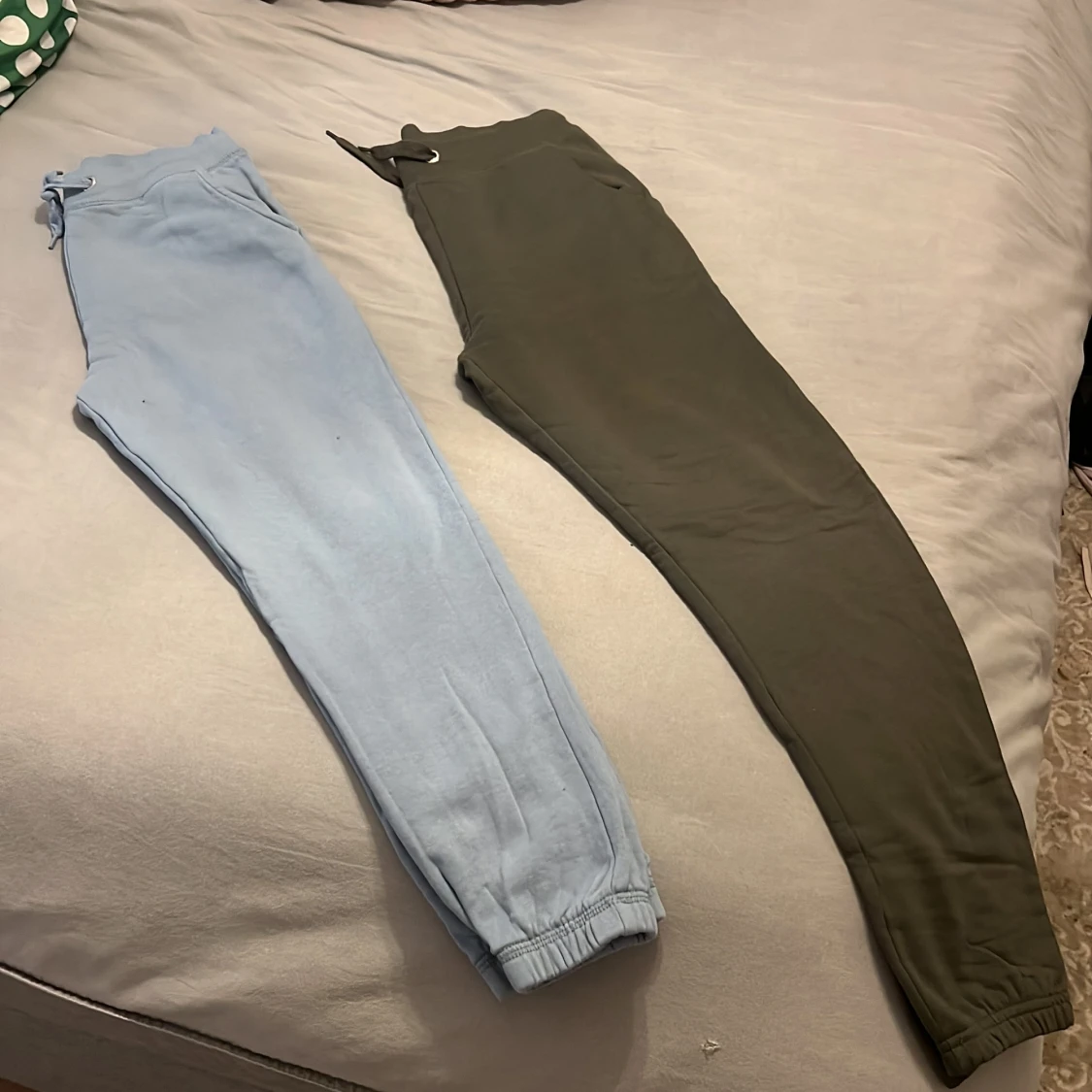 Två par mjukisbyxor