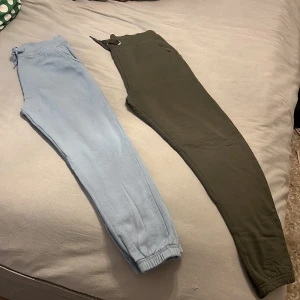 Två par mjukisbyxor - Säljer två par mjukisbyxor från 157 i storlek 160. Ena paret är ljusblått och det andra är khakigrönt. Båda har resår och snörning i midjan. Båda för 100