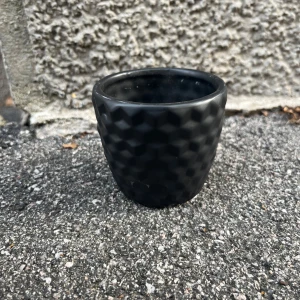 Liten svart kruka  - Svart liten kruka, diameter: 7,5cm, höjd: 7cm.