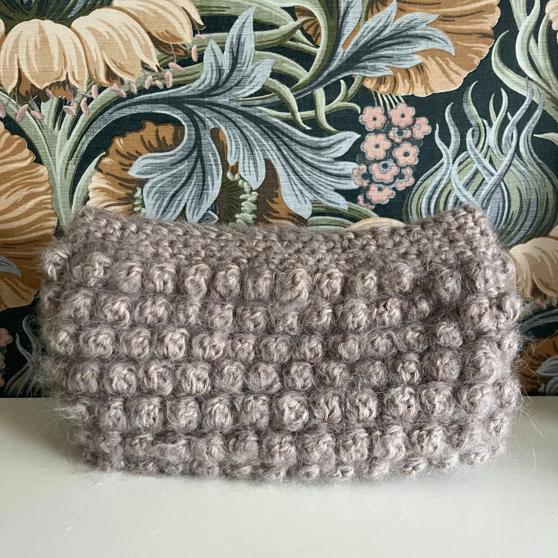 Beige stickad kuvertväska - 1