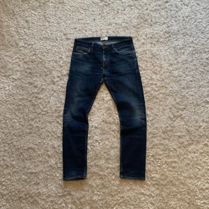Raw jeans från Dobber - Snygga jeans från Dobber av hög kvalitet. Börjar redan få en ganska fin fade och snygga slitningar men de blir ännu snyggare ju mer man använder de. Strl W33 L32. Tveka inte o skriva vid frågor!