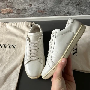 Saint laurent sneakers - Bra skick, lite allmänt slitna men inget stort. Nypris ca 5000kr. Storlek 38,5 passar 39.  Inget Og tyvärr. Skriv för mer information🤝