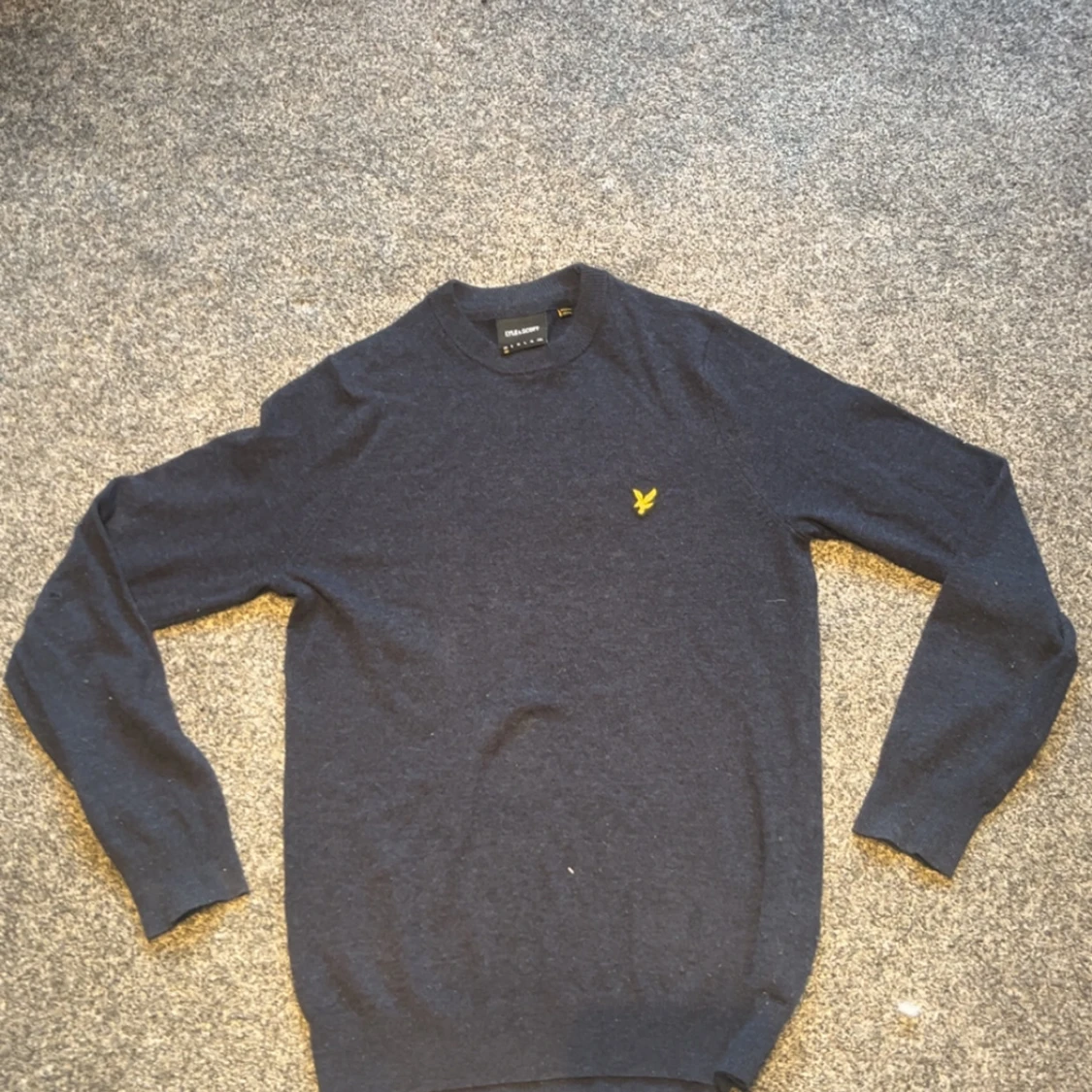 Mörkblå stickad tröja Lyle & Scott
