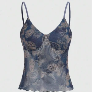 Blå paisleymönstrad linnetopp - Snygg blå linnetopp med paisleymönster i beige toner. Tunt, lätt och transparent material med smala axelband och v-ringad hals. Bilder från hemsidan, jag skickar gärna fler om det behövs!