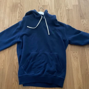 Marinblå hoodie från Polo Ralph Lauren - Säljer en marinblå hoodie från Polo Ralph Lauren, Tveka inte på att skriva vid frågor🙌