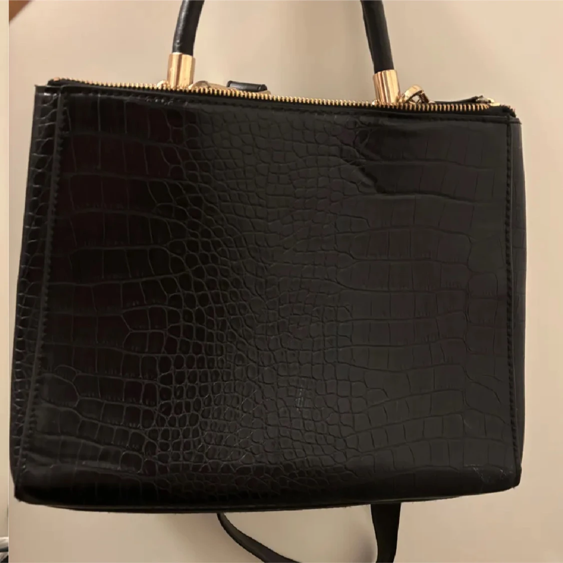 Svart handväska i croco-mönstrat skinn - 1