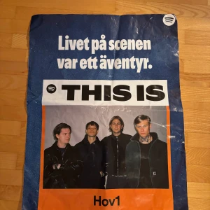  Hov1 - En affisch med texten 'Livet på scenen var ett äventyr' och en bild på musikgruppen Hov1. Lite regnskadad men fortfarande fin