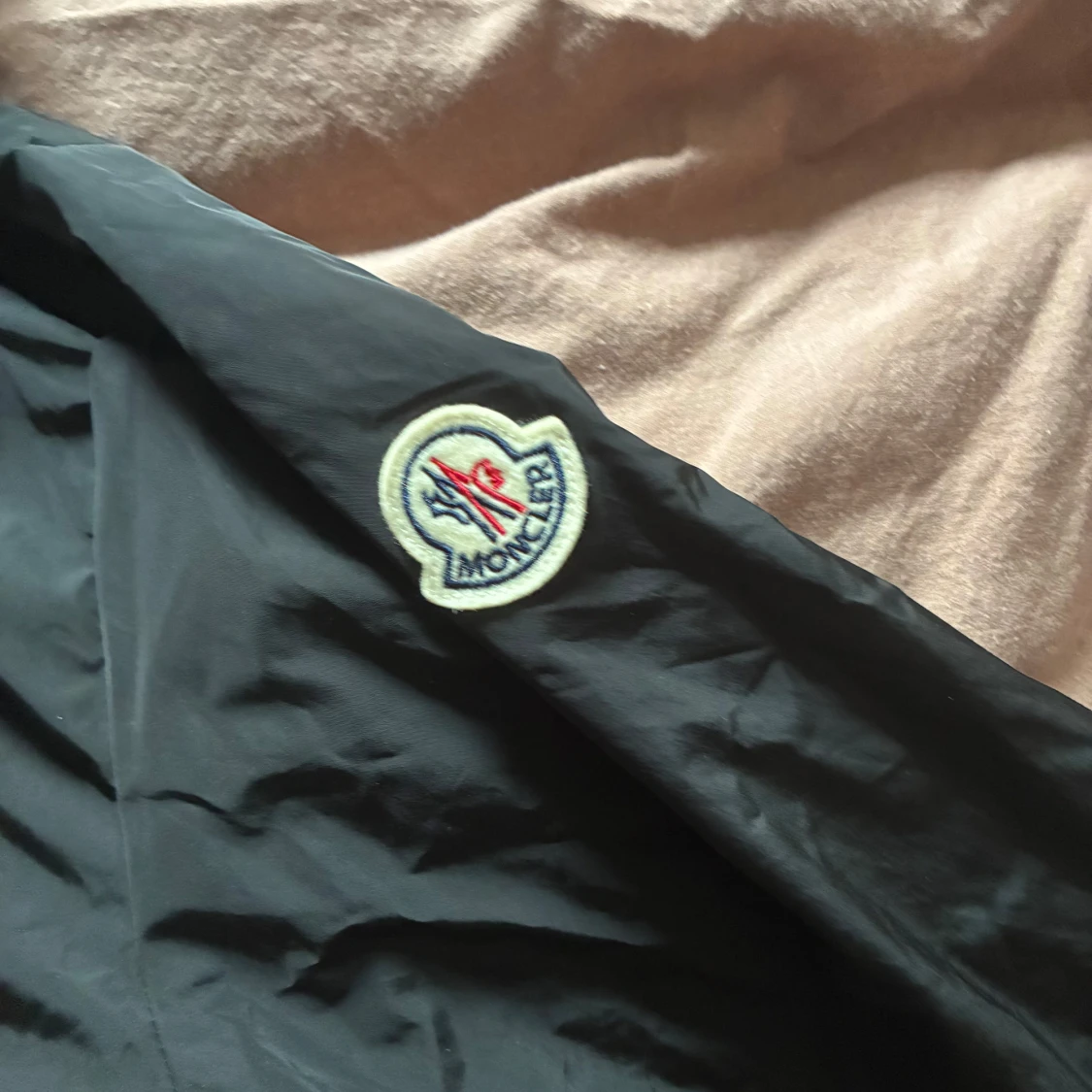 Svart vindjacka från Moncler med huva - 1