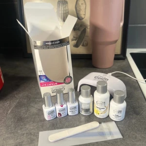 Depend Gel iQ Startkit för gelnaglar - Komplett startkit från Depend Gel iQ med UV/LED-lampa, base coat, top coat, färg, remover oil och cleanser. Perfekt för att fixa snygga gelnaglar hemma. Inkluderar även nagelfil och plaststicka. Allt du behöver för salongskänsla på naglarna. Aldrig använd 💗