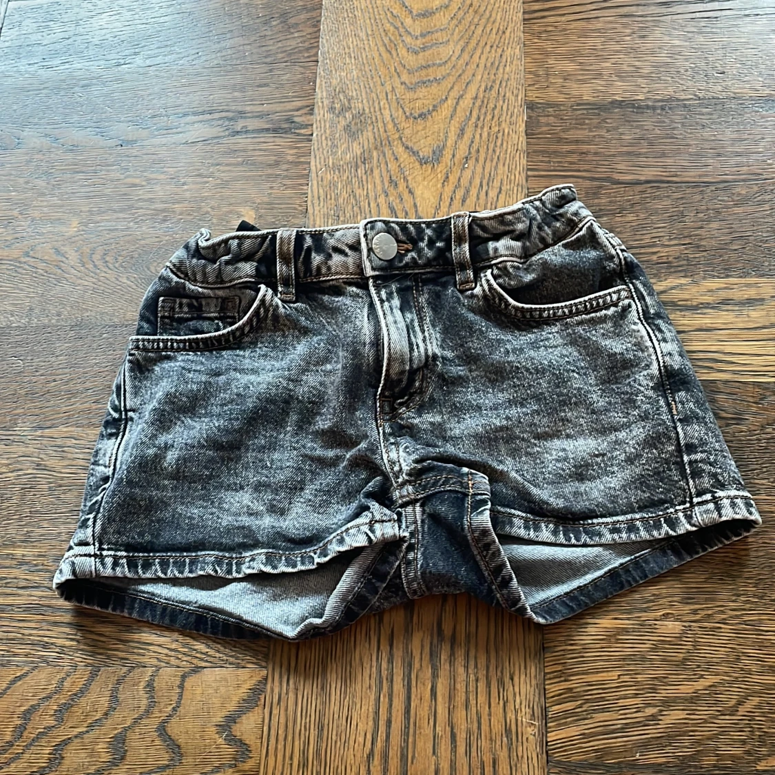 Svarta jeansshorts med tvättad look