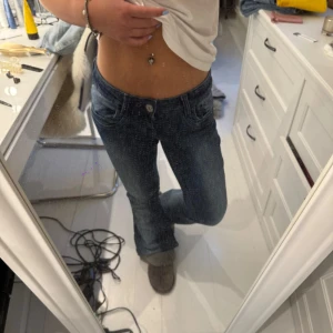 Lågmidjade marinblå jeans - Lågmidjade marinblå jeans från gina som ej säljs längre! Midjemått ca 37 och innerbenslängden 72💓💫