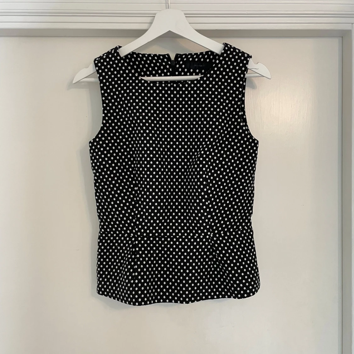 Svart prickig ärmlös blus