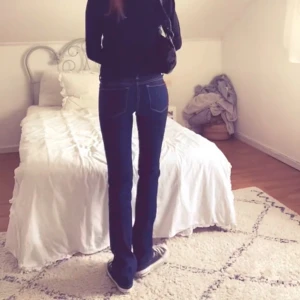 Lågmidjade jeans  - Lågmidjade utsvängda jeans från Jbrand, säljer för de har blivit för små i midjan💙💙Jättesnygga med definierade sömmar