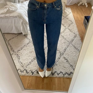 Blåa jeans - Blåa jeans från nakd, blivit för korta för mig som är 180🩷