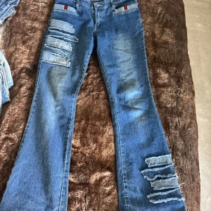 Lågmidjade jeans med mönster  - Lågmidjade mörkblå jeans 