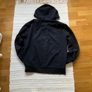 RALPH LAUREN - Zip Hoodie - blå - Blå/mörkblå zip hoodie från ralph lauren. Nypris ca 1800kr. Minimala till inga defekter alls. kom i dm för frågor/ bilder