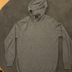 Oscar Jacobsson hoodie  - Säljer denna Inprincip helt nya Oscar Jacobsson kashmir/merinoull hoodien som är i storlek L. Nypris ca 1599, mitt pris endast 999. Pris går att diskutera vid snabb affär!