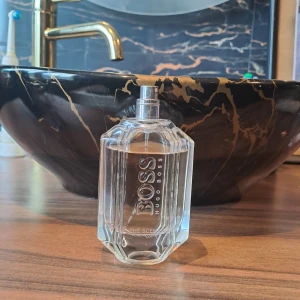 Hugo Boss The Scent Pure Accord EdT - Fräsch parfym från Hugo Boss, The Scent Pure Accord. Rymmer 100 ml och har tydlig Boss-logga på framsidan. Perfekt för dig som gillar eleganta och moderna dofter. Jag har tyvärr tappat locket och förpackningen. Självklart äkta.