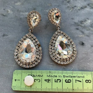 Silverfärgade örhängen - Silverfärgade örhängen med stenar. En sten saknas säljer därför billigt💕