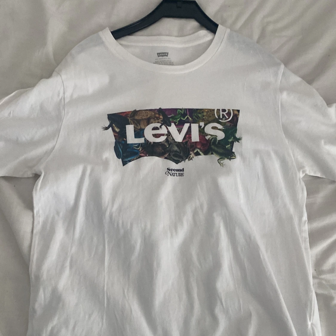 Vit Levi's t-shirt med färgglad logga