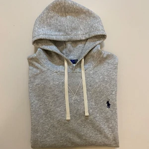 Grå polo Ralph lauren hoodie M - Grå Polo Ralph Lauren hoodie //  Mycket bra skick //  Storlek M // Skriv vid minsta fråga eller fundering💯🤝