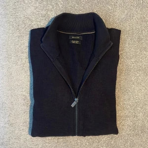 mörkblå helzip från Massimo Dutti - Skitfet helzip från Massimo Dutti i bomull😍. Tröjan har ribbad krage och en snygg diskret struktur i tyget. Perfekt för lager på lager och lätt att matcha vilket gör att den passar till allt!👌 Tröjan har använts flitigt och är därför en smula urtvättad men utöver det är den i topskick!💯      •Släng iväg ett dm vid fler frågor🙋                      •Vid snabb och smidig affär kan pris diskuteras💸                  