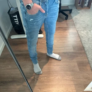 Crone Jeans - Säljer nu mina Crone jeans då de tyvärr är för små. Har aldrig använt dem och säljer dem nu här då jag glömde skicka tillbaka dem. Skulle säga att jeansen passar någon som är 170-175 cm lång😀 Kom med frågor🍾