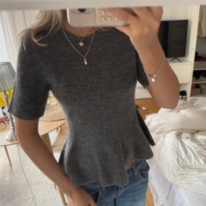 stickad topp med volang  - såå söt stickad tröja med en volang🥹❤️❤️(endast prövad) 