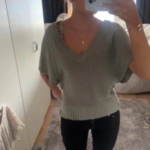 Ljusgrå stickad v-ringad tröja - Superfin ljusgrå stickad tröja med v-ringning och korta ärmar🥰🥰