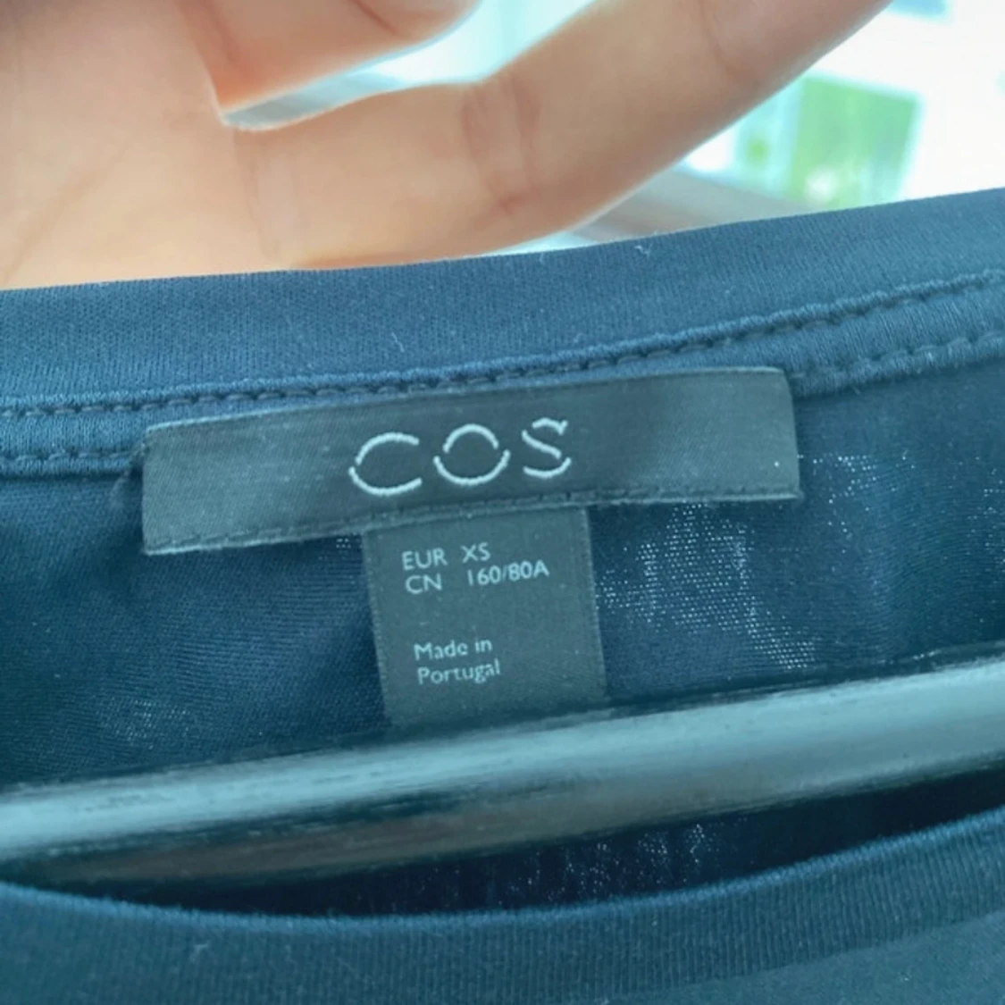 Marinblå blus med rynk från COS - 2