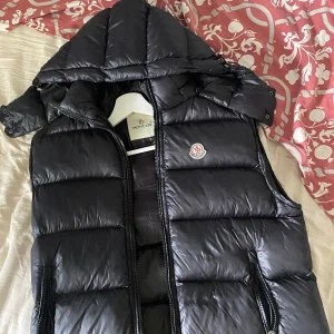 Moncler väst - Hej säljer denna Moncler väst för den används inte och tycker den förtjänar en ny ägare 