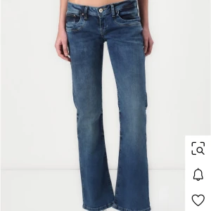 LTB bootcut jeans blå låg midja - Snygga blå jeans från LTB med bootcut passform och låg midja. Defekter av att de trappats på (när jag gått) men syns inte när man har på sig dom