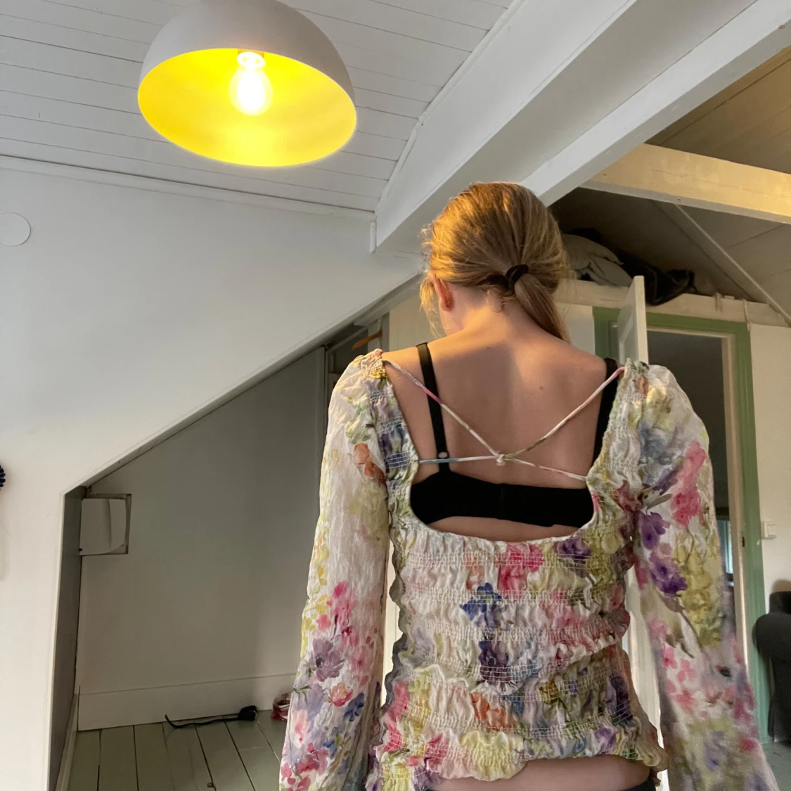 Blommig långärmad blus med öppen rygg - 1