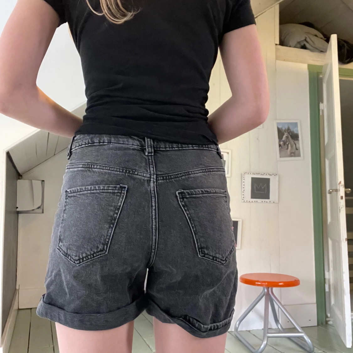 Svarta jeansshorts med uppvik - 1