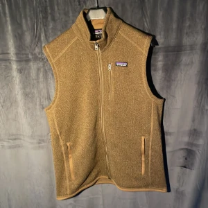 Fleeceväst Patagonia - Säljer en brun fleeceväst från Patagonia i storlek M. Riktigt fet nu till hösten. Köpte den förra vintern och har inte använt den jätte mycket. Västen är i bra skick. finns inga skador på den. Nypris på västen 1400 mitt pris 700. Priset är inte hugget i sten. Om du har minsta fundering hör av dig! Obs hoodien ingår inte. 