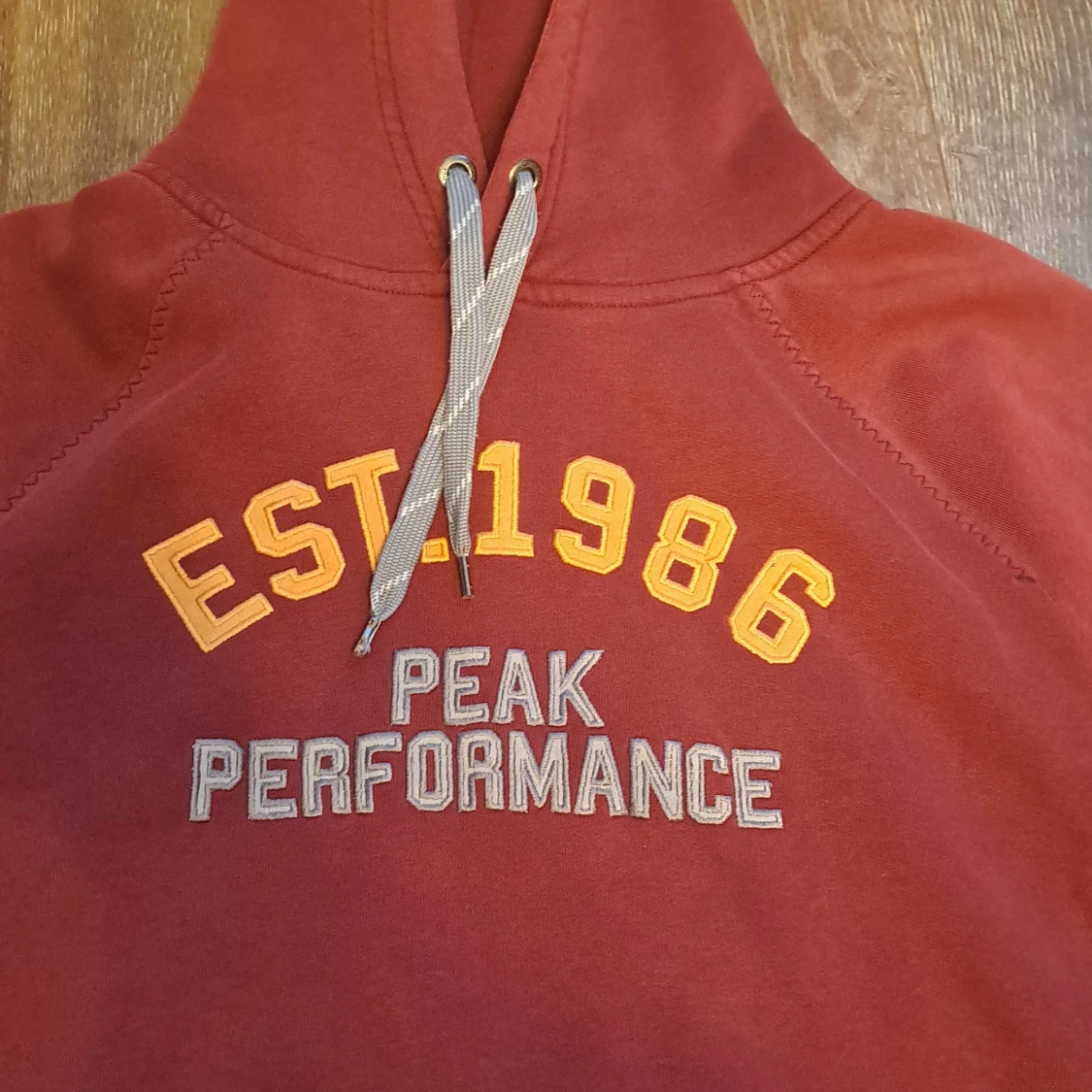 Röd hoodie Peak Performance L - 1