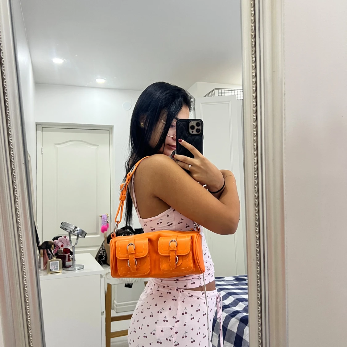 Orange axelväska med spännen