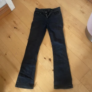 Svarta bootcut jeans från Only - Säljer ett par svarta jeans från Only med bootcut-modell. Jeansen har klassisk femficksdesign, normal passform över låren och lätt utsvängda ben. Materialet är stretchigt och bekvämt, perfekt för dig som gillar en snygg siluett.