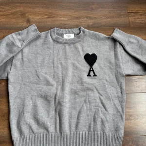Ami Paris tröja  - Ami Paris stickad tröja/ sweatshirt, 10/10 skick, aldrig använd Passar S/M, hör av er vid minsta fundering 