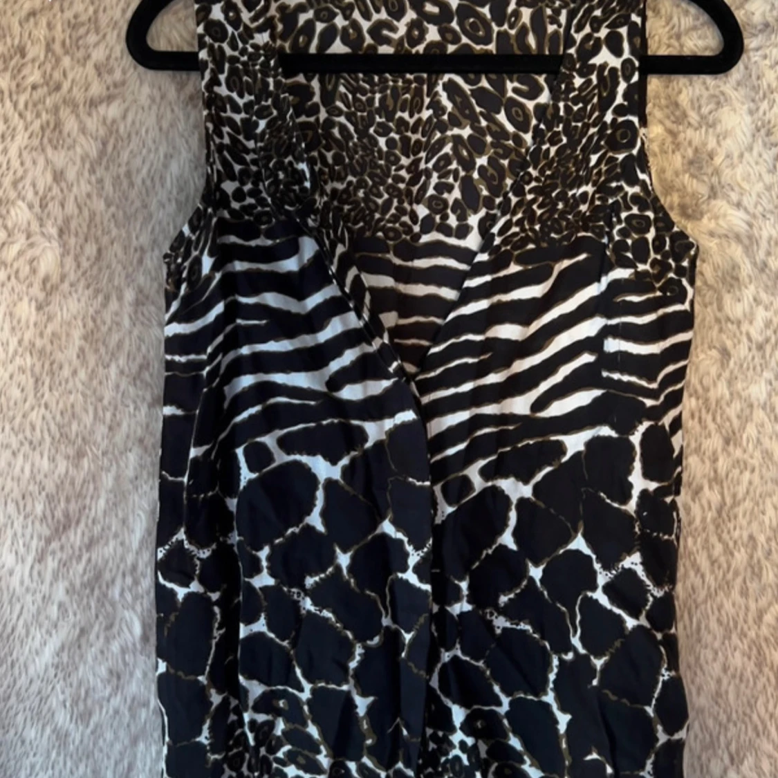 Svart och vit ärmlös blus med djurmönster - 1