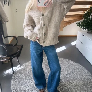 Stickad kofta - Supermysig beige stickad kofta med stora knappar framtill. Aldrig använd!