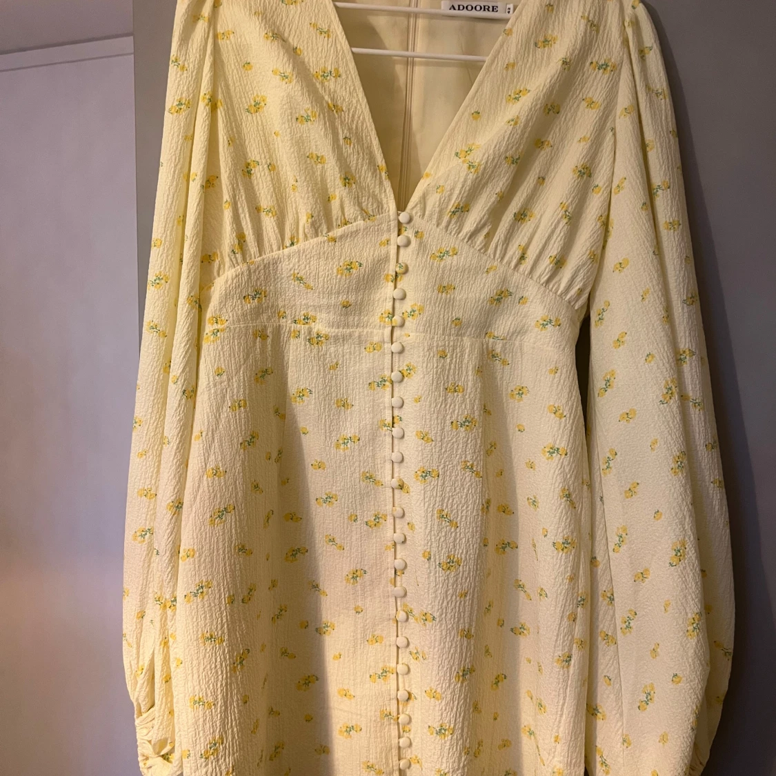 Ljusgul blommig klänning från Adoore - 1