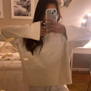 Oversized vit stickad tröja - Snygg vit stickad 