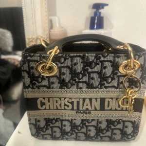 Handväska  - Handväska