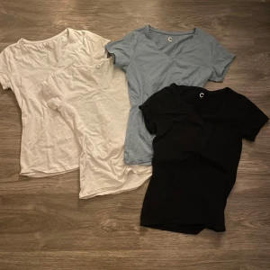 4 stycken tahirtar med v-ringning - knappt använda. 2 vita 1 blå 1 svart